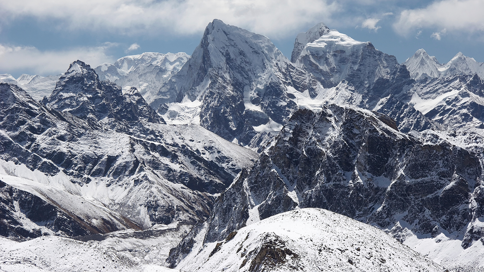 Cholatse and Taboche mountains. Everest region, Himalayas, Nepal.